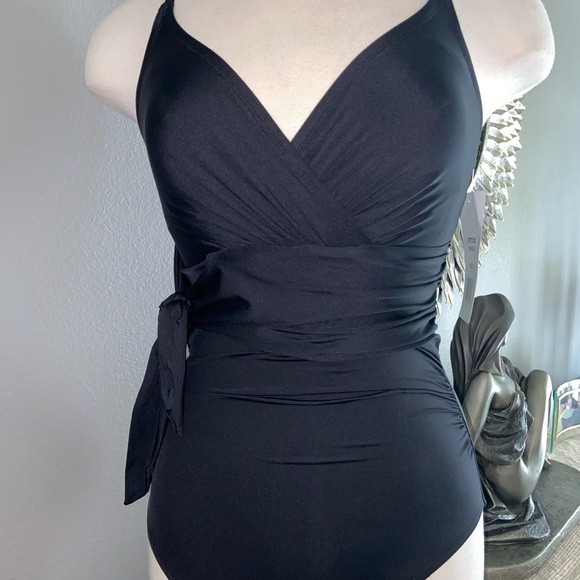 Penbrooke sleek women’s swimwear - Picture 13 of 16